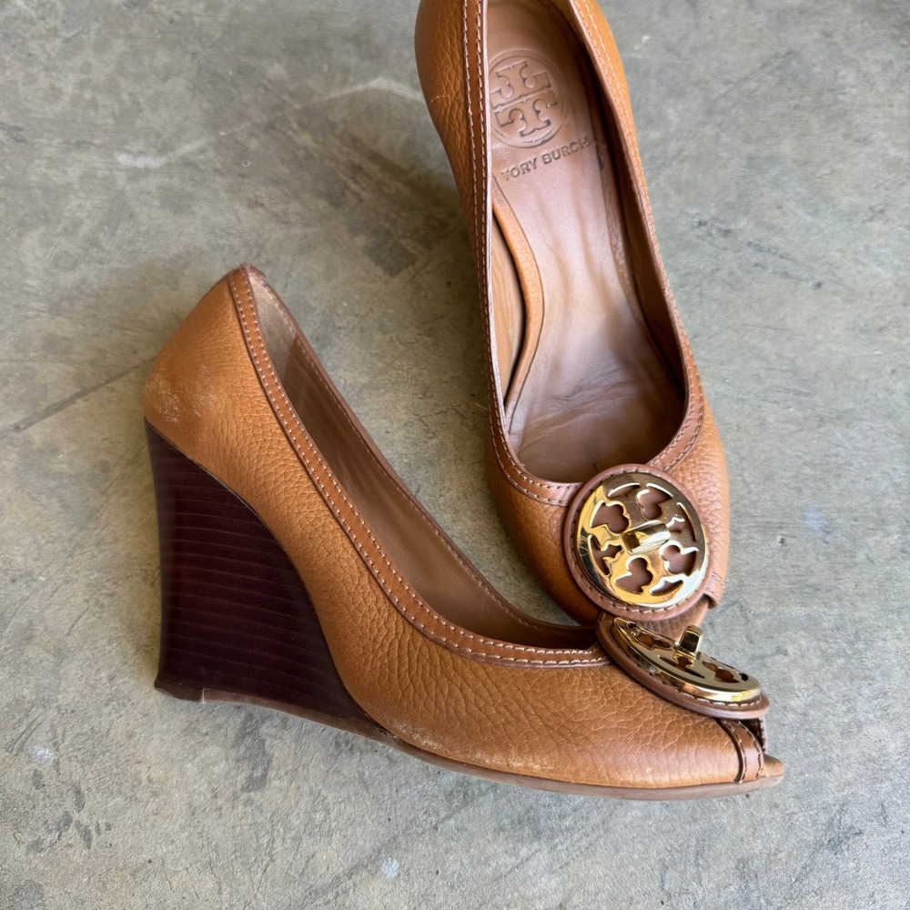 Tory Burch Sally Tan Leather Peep Toe Wedge Pumps Gold Reva Logo Size 6.5M - Picture 2 of 6